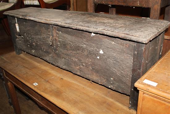 Oak planked coffer with hinged lid (a.f)